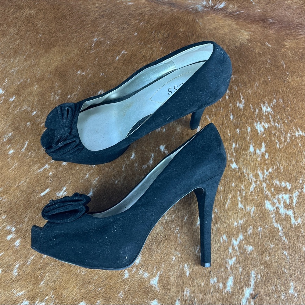 Guess black peep toe pumps with bow